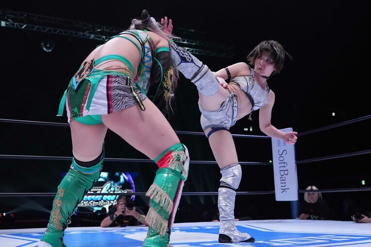 安納サオリvs.壮麗亜美　©Essei Hara