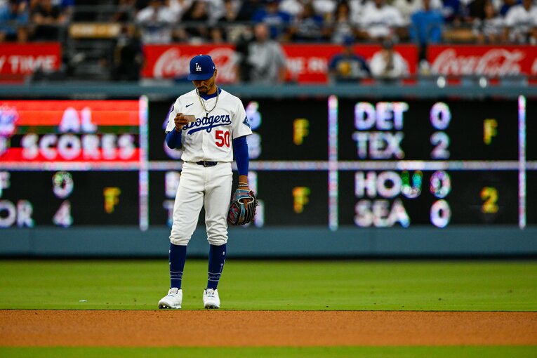 【常勝ドジャースと大谷らの”ステキな日常”／全100枚超】ベッツは守備時もしっかりと確認…写真はまだまだ続きます　©Nanae Suzuki