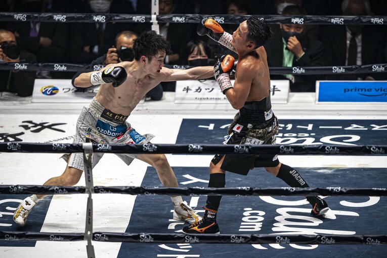 試合を通して有効だった寺地のジャブ。後ろ足で押し出し、前足でブレーキをかけている　©Takuya Sugiyama