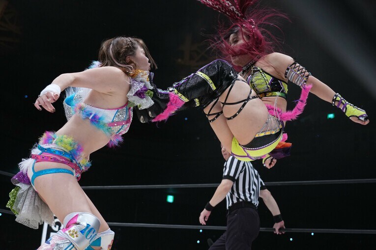 ショートレンジのドロップキックを放つイヨ・スカイ　©Essei Hara