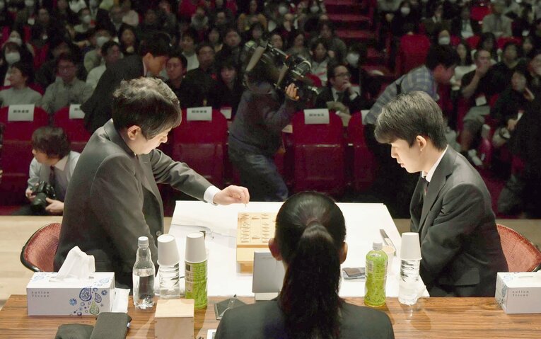 行方尚史八段（左）と対局する藤井聡太七段。記録係は小高さんだった　©Kyodo News