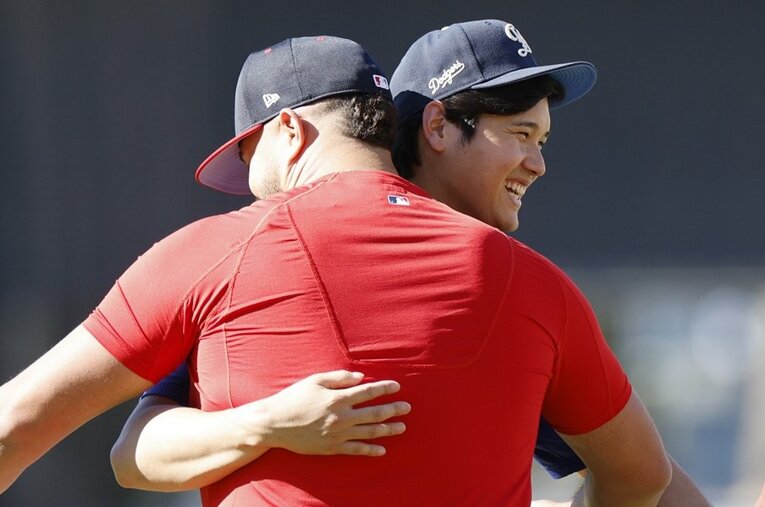 古巣エンゼルス戦を前にした1枚。エステベスとハグする大谷翔平の表情も朗らかだ　©Kevork Djansezian/Getty Images