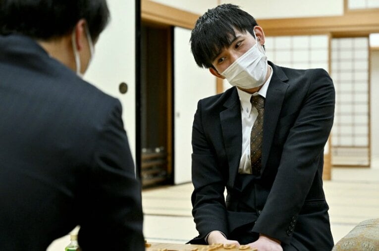 今年4月にプロ棋士となった小山怜央。本人が大学時代、人生2度目の奨励会入りの挑戦を振り返る　©JIJI PRESS