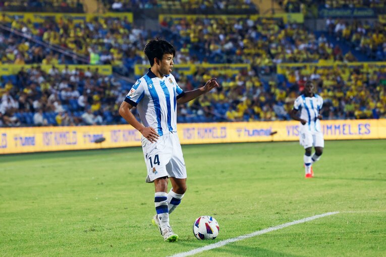 3戦連続MVP久保建英が「ユニ引っ張られても突破」気になる右足テーピングとシルバ引退の影響…“タケの配信に映らない表情”を撮った(17)