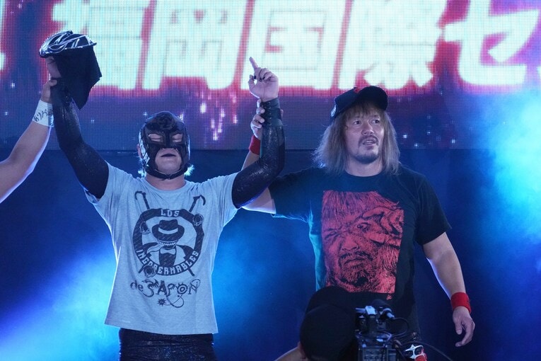 ステージでファンに応えるBUSHIと内藤哲也　©Essei Hara