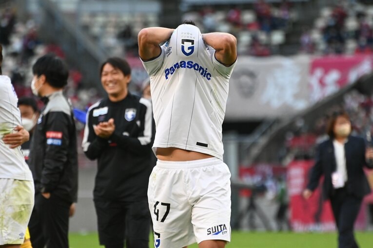 7月まで所属していた鹿島のホームスタジアムで残留を決め、感極まるファン・アラーノ