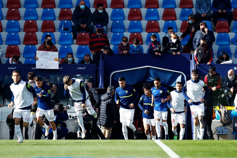 敵地の少年ファンから「KUBO！」と声が飛ぶ人気の中… 久保建英が“万全でなくても”フル出場で頼られた理由〈撮影者の視点〉(4)