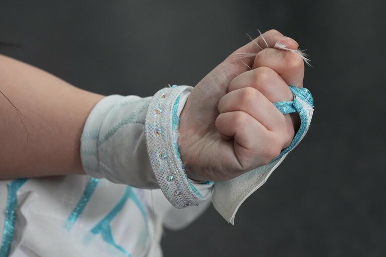 白い羽を握りしめた玖麗さやか　©Essei Hara