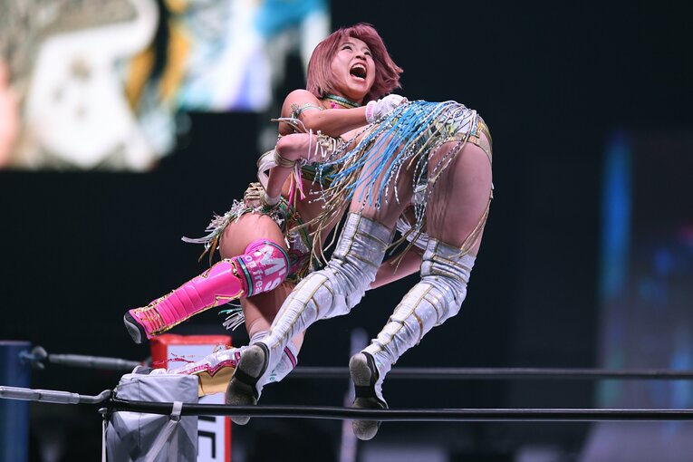 コーナーポストから上谷沙弥を投げる白川未奈