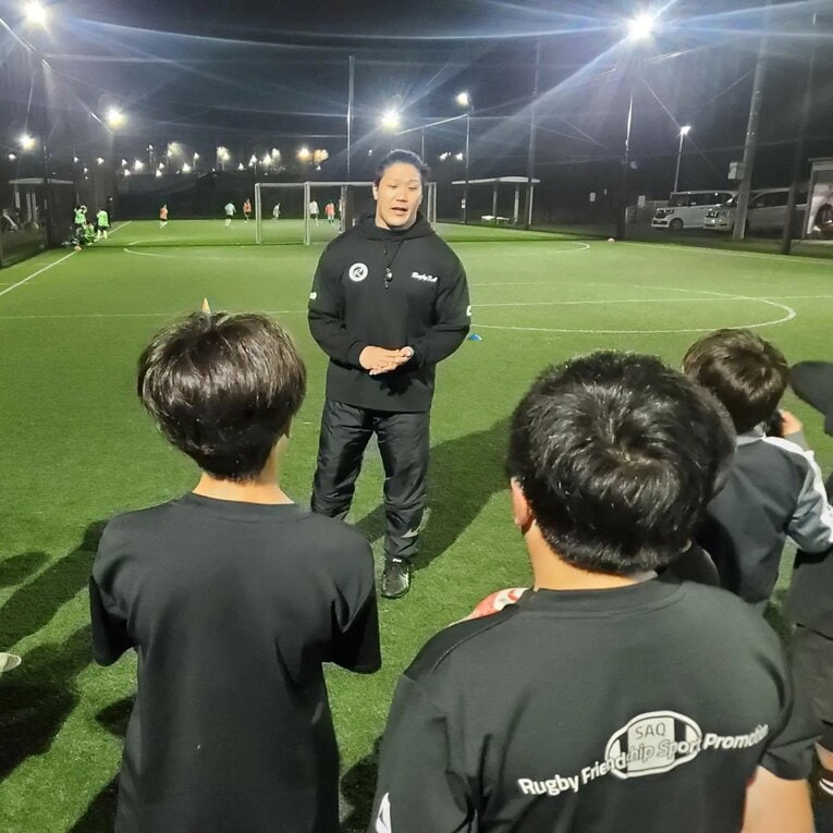 子どもたちにラグビーの楽しさを伝える竹中（写真／ラグビーフレンドシップアカデミー提供）