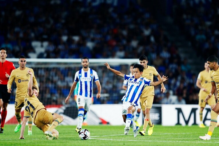 久保建英は「2ケタ得点」狙えるのでは…名手シルバと“精度の差”はあれど、カメラマンが感じたワケ〈バルサ戦好守で同点弾の起点〉(35)