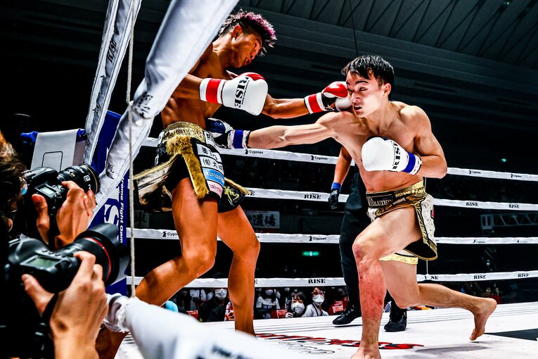 志朗（右）は鈴木真彦に勝ち、那須川天心への挑戦権を手にした　(C)Susumu Nagao