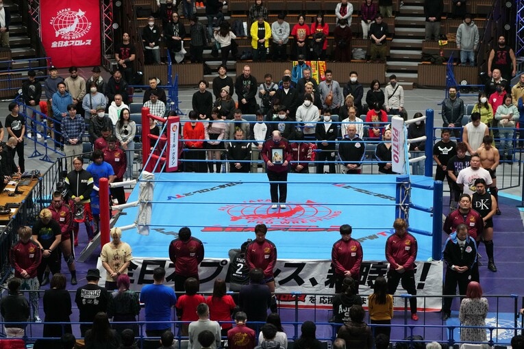 2023年12月29日に亡くなったキラー・カーンへ追悼の10カウント　©Essei Hara