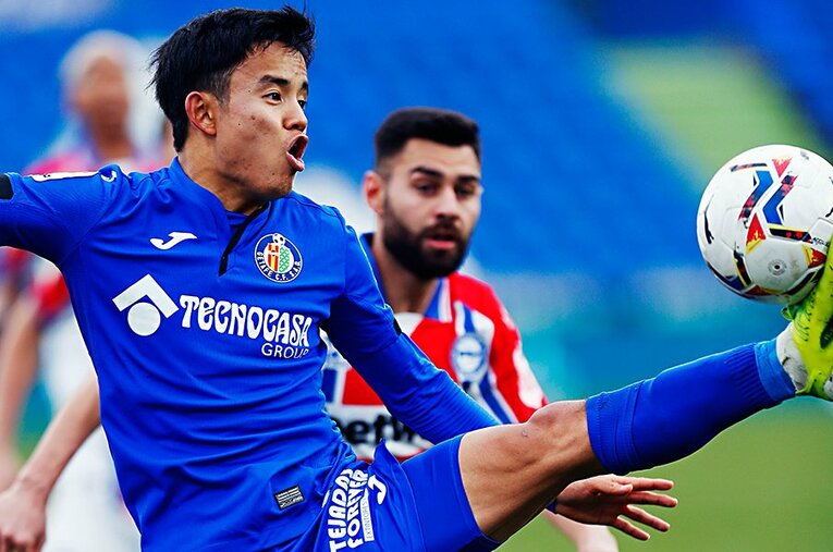 ずれた味方からのパスを必死に収めようとする久保建英 ／ photograph by Daisuke Nakashima