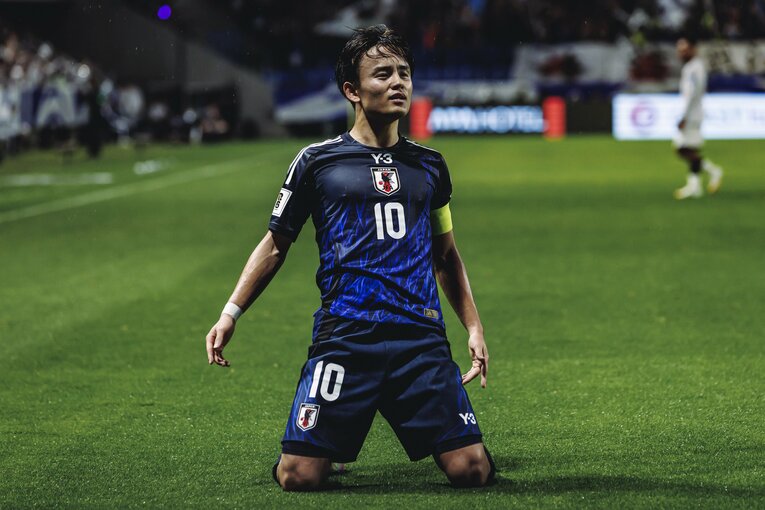 久保建英の「膝スラ」。こなれた感じです（全3枚中の3枚目）　©Kiichi Matsumoto