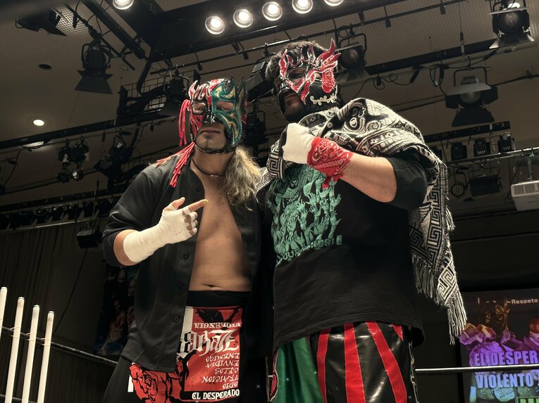 スワイプすると「エル・デスペラードvs葛西純」など激闘写真をご覧になれます　©Norihiro Hashimoto