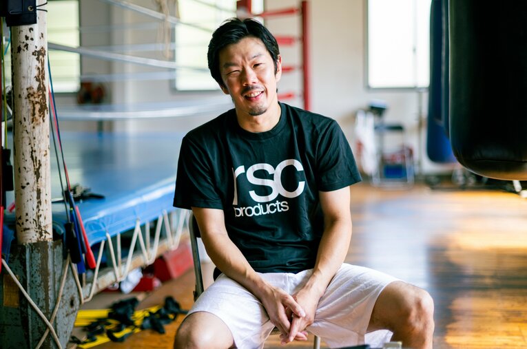 今も青春時代を過ごした東大ボクシング部に顔を出している坂本尚志（44歳）。大学卒業にプロ転向し、現役弁護士ボクサーとしても話題を集めた ／ photograph by Nanae Suzuki