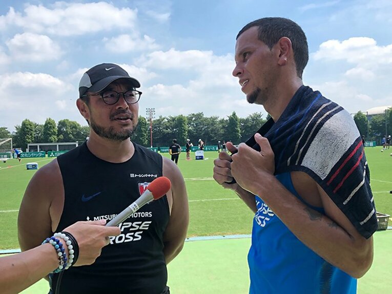 アルディレスもハリルも信頼した男。浦和・羽生通訳の5カ国語“操縦術”。(2)