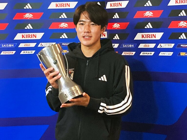 U-23アジア杯トロフィーを手にする佐藤龍之介　©NumberWeb