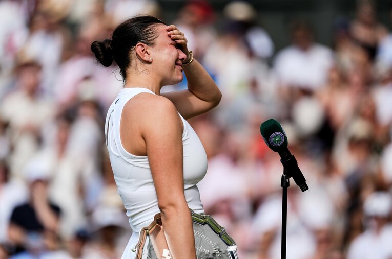 ウィンブルドンでは114年ぶり、四大大会全体でも1988年全仏以来という決勝戦「ダブルベーグル」負けを喫したアニシモワ23歳はスピーチで涙をこらえきれない ／ photograph by Getty Images