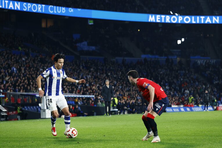 「173cmの久保建英が180cmに空中戦勝利」「反則まがいのマークも…」“キレキレな久保写真”を撮った中で、一瞬とらえた意外な仕草とは(13)