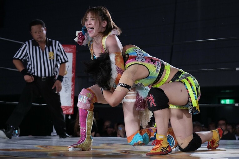 ヘッドロックで山岡聖怜を攻める岩谷麻優　©Essei Hara