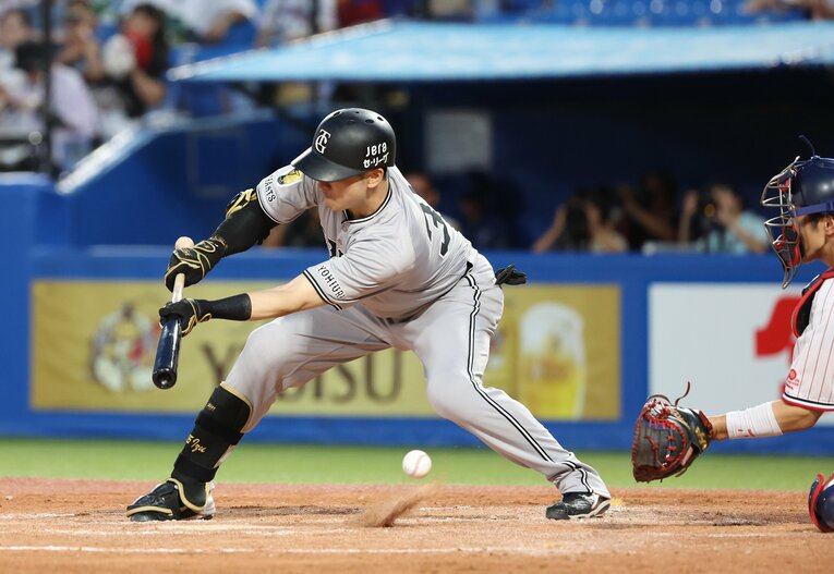 7月17日ヤクルト戦の3回、スリーバント失敗となった泉口友汰。直後の守備から交代となり、“懲罰”と話題になった　©JIJI PRESS