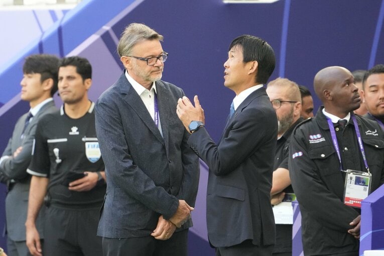 試合終了直後、会話するトルシエ監督と森保監督　©Masashi Hara/Getty Images
