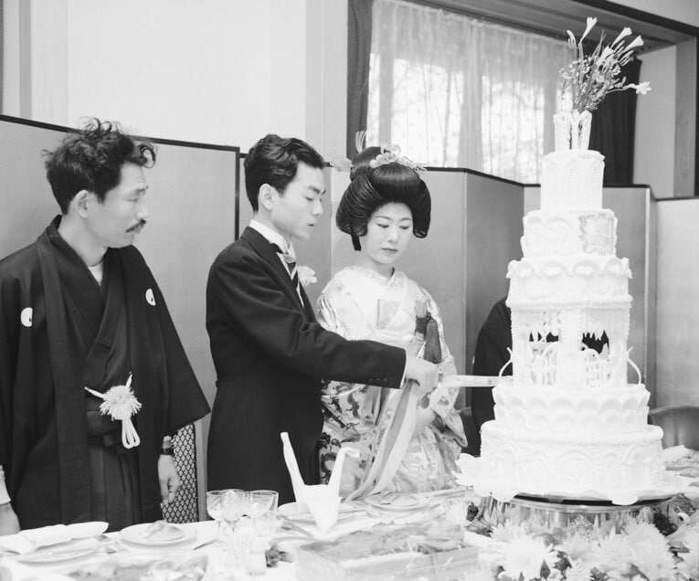 【ひふみんレア写真】結婚式での加藤と紀代さん。左は升田幸三（写真は右へ続きます）　©Kyodo News