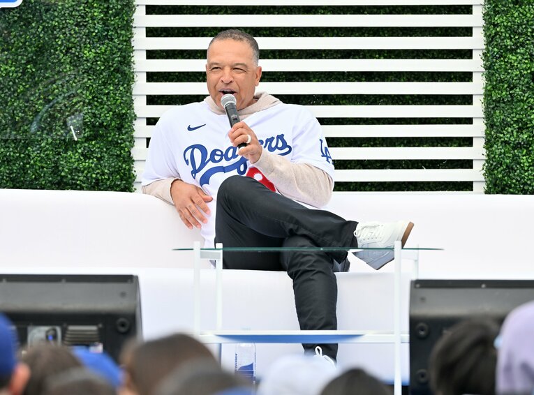 ファンフェスタでの公開質問で会場を沸かせたロバーツ監督　©JIJI PRESS