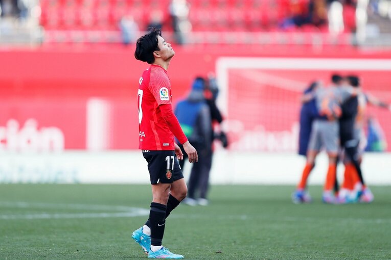 久保建英が“不可解判定”に怒った！ ラフプレーに抗議→イエローも…「バモス！クボ」とファンが信頼する理由〈撮影者の視点〉(56)