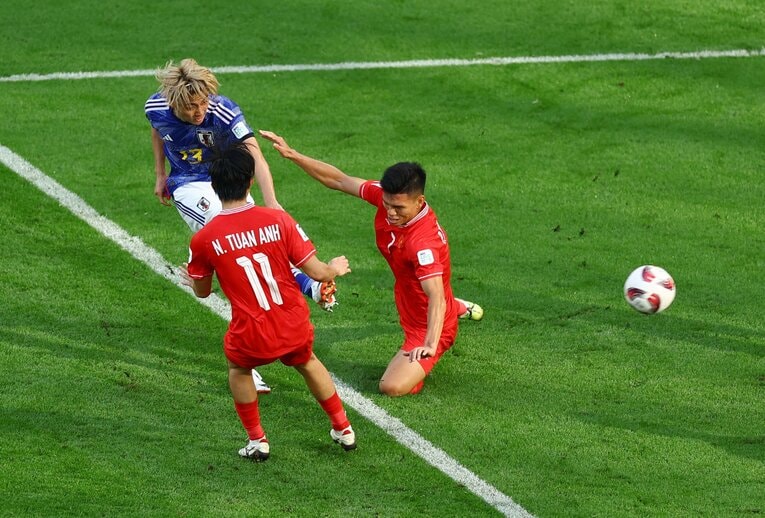 強烈なミドルシュート決めた中村敬斗　©︎Reuters/AFLO