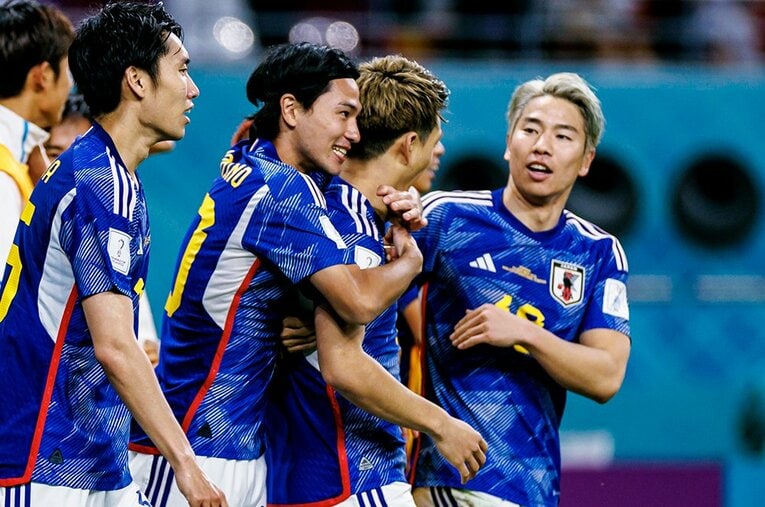 カタールW杯、堂安律をハグする南野拓実　©Kiichi Matsumoto/JMPA