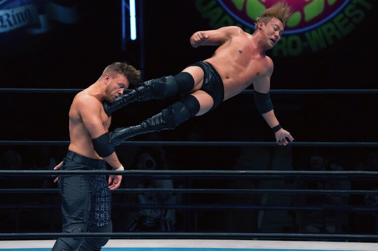 ウィル・オスプレイにドロップキックを放つオカダ・カズチカ