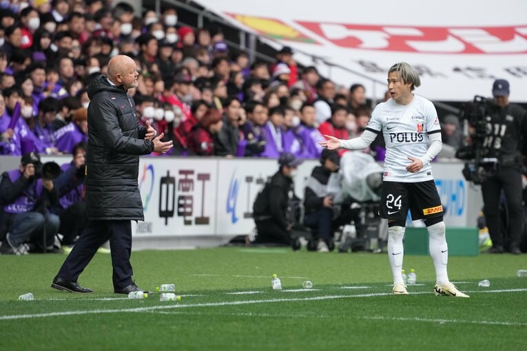 試合中、松尾佑介と意志疎通を図るヘグモ監督　©Masashi Hara/Getty Images