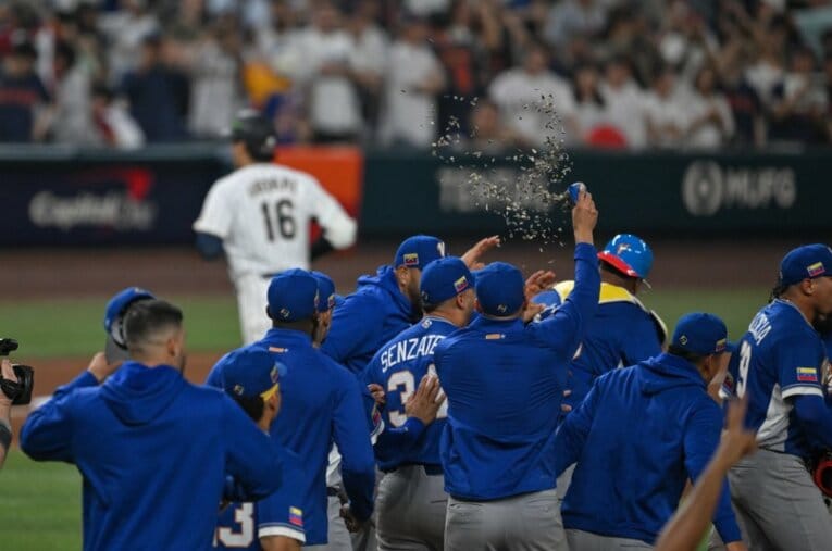 準々決勝のベネズエラー日本戦。最後の打者となった大谷翔平を打ち取り、マウンドにはベネズエラ選手たちの歓喜の輪が… ／ photograph by Nanae Suzuki
