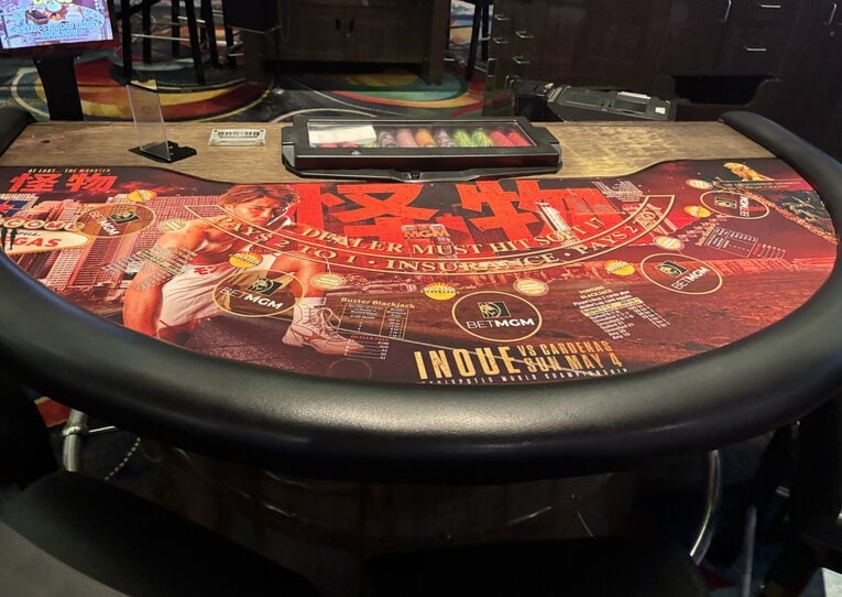 カジノのテーブルにも井上尚弥が…　©Naoki Fukuda