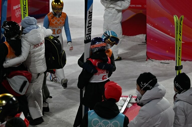 北京五輪混合ジャンプ2本目後の小林。高梨をハグした　©Naoya Sanuki/JMPA