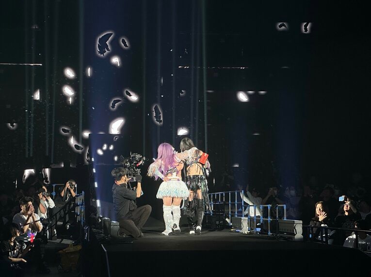 派手な演出はなく、最後に師弟は2人で花道を歩んだ　©Norihiro Hashimoto