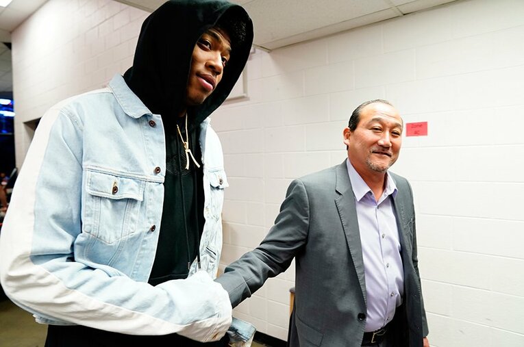 滅多に撮影に応じることのない“ザ・エージェント（代理人）”のスナップショット。八村塁とダレン・マツバラの関係は極めて良好だ。 ／ photograph by Yukihito Taguchi