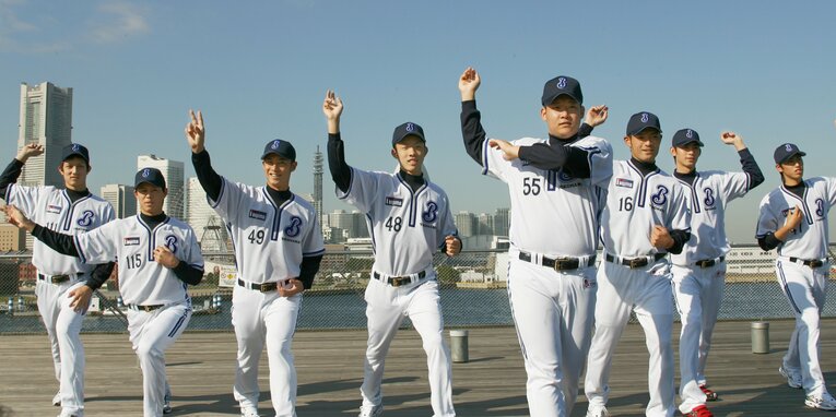 2009年横浜ベイスターズ入団会見。ドラフト1位の筒香らとともにポーズを決める国吉（一番左）©︎JIJI PRESS