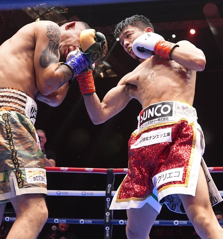 エルナンデスの顔面に突き刺さる中谷潤人の右アッパー【スワイプするとその他の写真もご覧になれます】©Naoki Fukuda