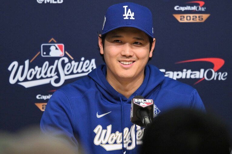 ワールドシリーズ第3戦前の会見。笑顔の大谷翔平は自ら「妻」という言葉を使った ／ photograph by JIJI PRESS