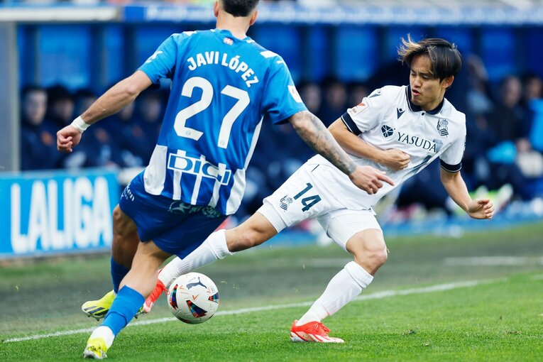 久保建英22歳ケガの悲運→相手DFが痛めた足をストレッチ、“元恩師”の敵将も心配そうに…撮影者が肌で感じる「バスク対決、タケへの敬意」(8)