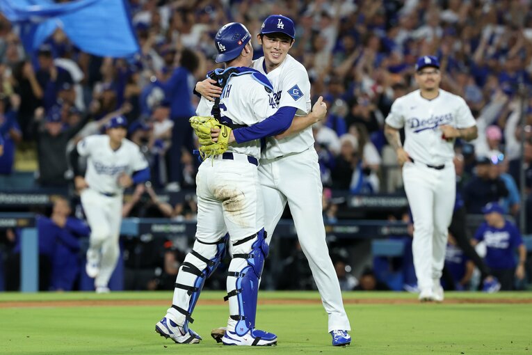 最後の打者を打ち取りスミスと熱い抱擁　©Getty Images