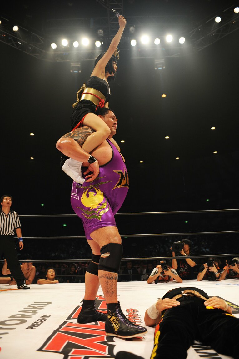 インリン様を担ぐモンスター・ボノ　©Essei Hara