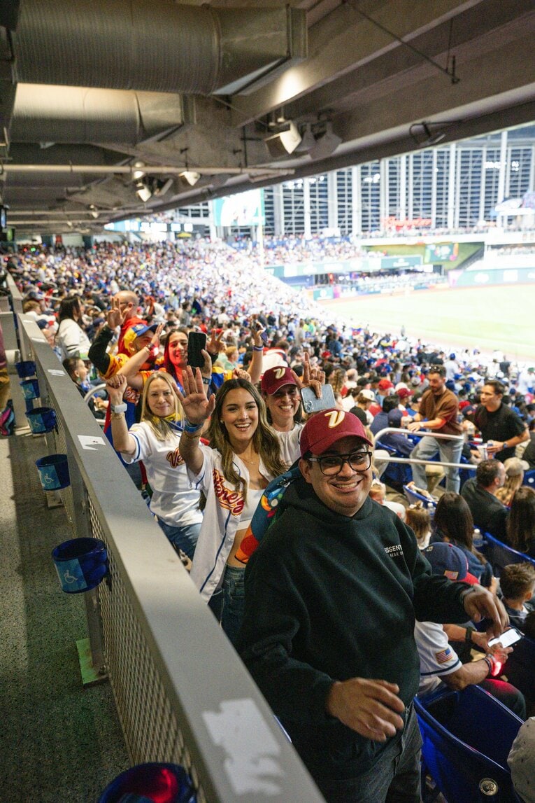 ノリノリでベネズエラを応援する人々　©Nanae Suzuki