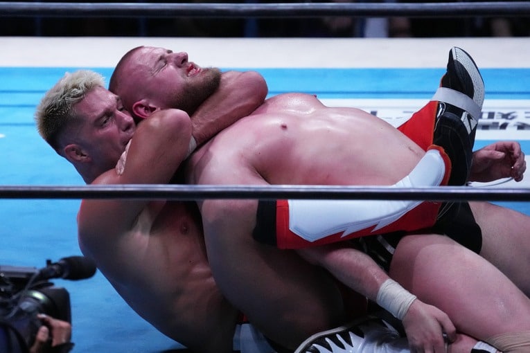 スリーパーホールドでキッドを絞める　©Essei Hara