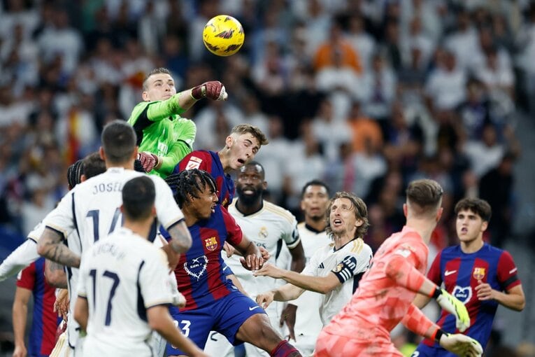 最後はGKシュテーゲンも上がっての反撃に出たバルサだったが、マドリーGKルニンがセービング