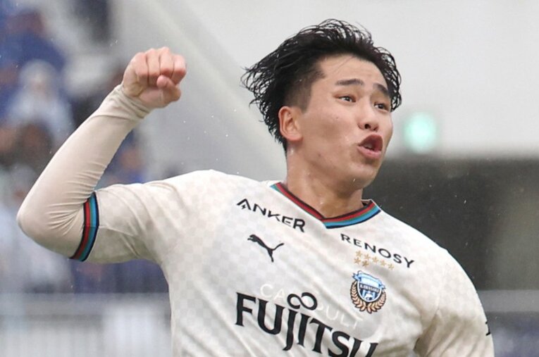 10月5日のJ1第33節、今季15点目となるループシュートを決めた川崎Fの山田新（24歳）。得点ランキングでは日本人トップの3位タイにつけている ／ photograph by JIJI PRESS